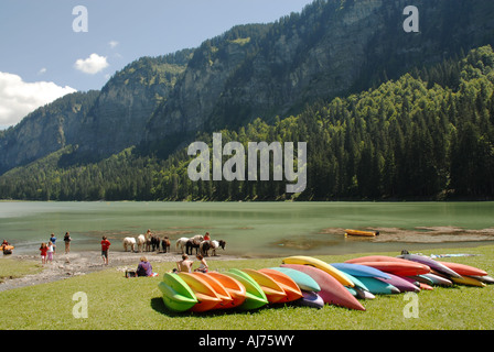 Barche accanto al Lac De Montriond lago vicino a Morzine nelle Alpi francesi Foto Stock