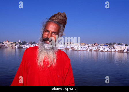 India Rajasthan, pellegrina durante l'annuale pellegrinaggio indù al santo lago Pushkar Foto Stock