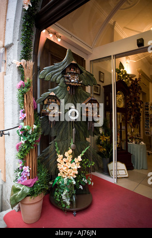 Il cuculo albero di Natale presso lo sportello anteriore di un negozio turistico a Rothenburg ob der Tauber, Germania Foto Stock