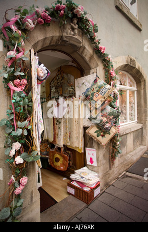 Splendidamente decorate store. Rothenburg ob der Tauber, Baviera, Germania Foto Stock