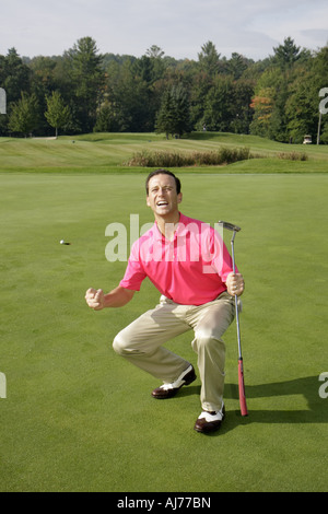 Pocono Poconos Mountains Pennsylvania, Hawley, The Country Club at Woodloch Springs, campo da golf, uomo maschile, golfer, verde, reazione, putter, PA070922015 Foto Stock