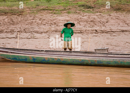 In barca sul fiume e il barcaiolo sul fiume Mekong nella Loa tra Luang Prabang e Huay Xai Foto Stock