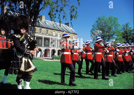 Piper e persone vestite come il XIX secolo i soldati a parade Foto Stock