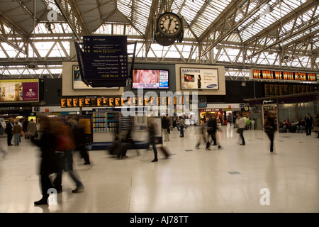 Concourse a Waterloo Stazione ferroviaria London REGNO UNITO (45) Foto Stock