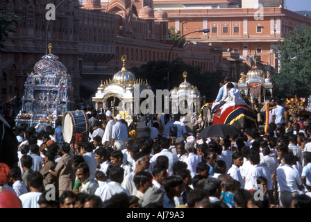 Processione al di fuori del Hawa Mahal Jaipur India Rajasthan Foto Stock