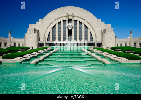 La fontana illuminata casade siede in primo piano della storica Union Terminal ora noto come i Cincinnati Museum Center, Ohi Foto Stock