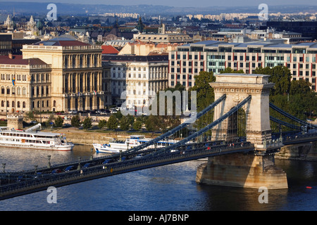 Il Ponte della Catena attraversa il fiume Danubio che collega Buda con Pest che rende la capitale polacca città di Budapest, Ungheria. Foto Stock