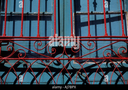 Particolare di ringhiere in metallo verniciato rosso, la Boca, Buenos Aires, Argentina Foto Stock