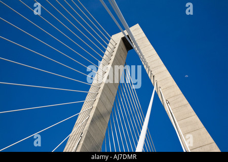 Torre di cemento e i cavi del Arthur Ravenel Jr ponte anche noto come Cooper River Bridge, Carolina del Sud. Foto Stock