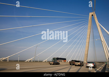 Il traffico di auto sulla Arthur Ravenel Jr ponte anche noto come Cooper River Bridge, Charleston nella Carolina del Sud. Foto Stock