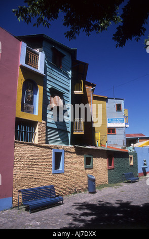 Case dipinte di colori luminosi lungo via El Caminito, la Boca, Buenos Aires, Argentina Foto Stock