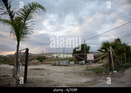 Discarica vicino a Falconara Beach, Sicilia Italia Foto Stock