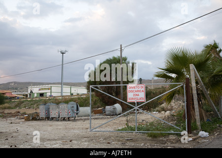 Discarica vicino a Falconara Beach, Sicilia Italia Foto Stock