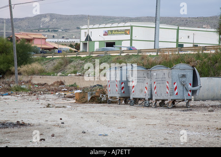 Discarica vicino a Falconara Beach, Sicilia Italia Foto Stock