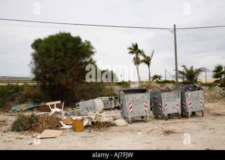 Discarica vicino a Falconara Beach, Sicilia Italia Foto Stock