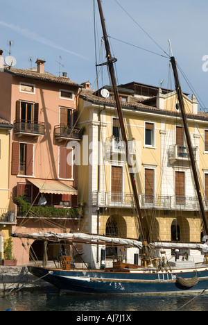 I due alberi gaff schooner Siora Veronica a fianco in Malcecine Foto Stock