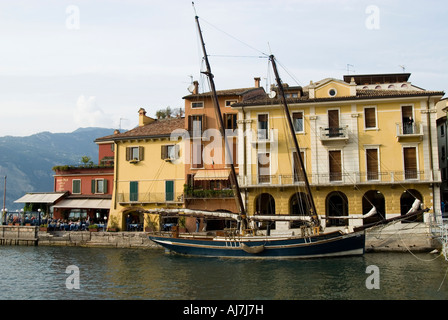 I due alberi gaff schooner Siora Veronica a fianco in Malcecine Foto Stock