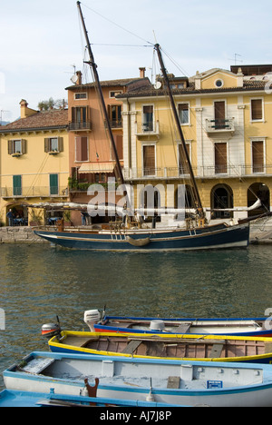 I due alberi gaff schooner Siora Veronica a fianco in Malcecine Foto Stock