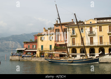 I due alberi gaff schooner Siora Veronica a fianco in Malcecine Foto Stock