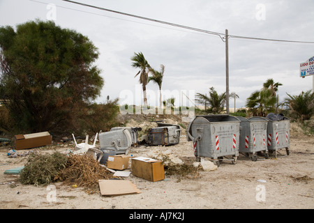 Discarica vicino a Falconara Beach, Sicilia Italia Foto Stock