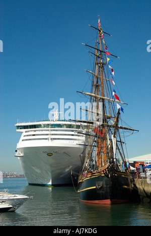 La nave da crociera Sea Princess accanto a Southampton con la riproduzione HMS Bounty in primo piano Foto Stock