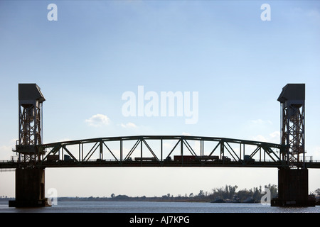 Cape Fear Memorial Bridge Wilmington North Carolina NC USA Cape Fear River. Un verticale mobile disegnare il ponte di sollevamento Foto Stock