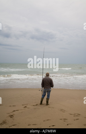 Pescatore sulla spiaggia, vicino a Spiaggia di Falconara, Sicilia Italia Foto Stock