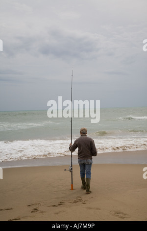 Pescatore sulla spiaggia, vicino a Spiaggia di Falconara, Sicilia Italia Foto Stock