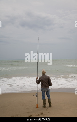 Pescatore sulla spiaggia, vicino a Spiaggia di Falconara, Sicilia Italia Foto Stock