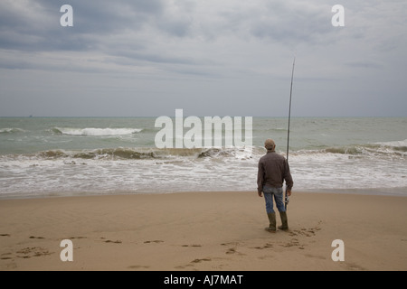 Pescatore sulla spiaggia, vicino a Spiaggia di Falconara, Sicilia Italia Foto Stock