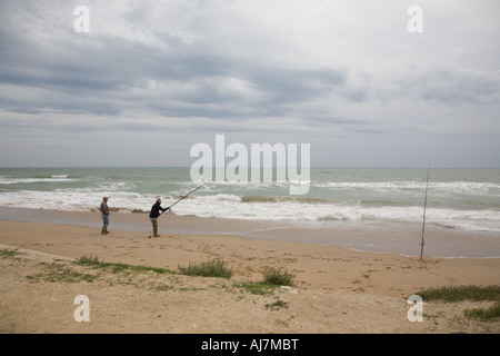 Pescatore sulla spiaggia, vicino a Spiaggia di Falconara, Sicilia Italia Foto Stock