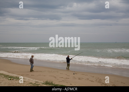 Pescatore sulla spiaggia, vicino a Spiaggia di Falconara, Sicilia Italia Foto Stock