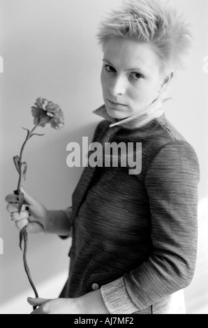 Bianco e nero ritratto di una giovane donna shorthaired con un flover. Foto Stock