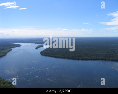 Vista aerea del Fiume Iguazu sul confine di stato brasiliano del Paraná e la provincia argentina di Misiones, Sud America Foto Stock