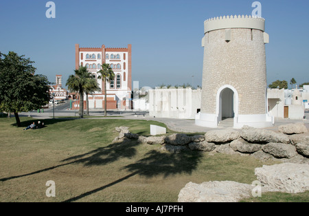 Ricostruita torre di un antico fortilizio in un parco a Doha, in Qatar Foto Stock
