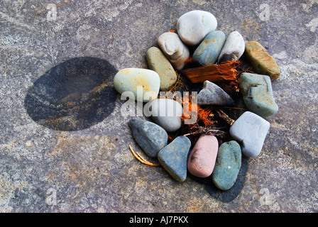 La deriva di marea si è incagliata da ciottoli di mare rocce legno Piante naturalmente spinto vicino insieme, Elgol Beach L'Isola di Skye in Scozia UK Foto Stock