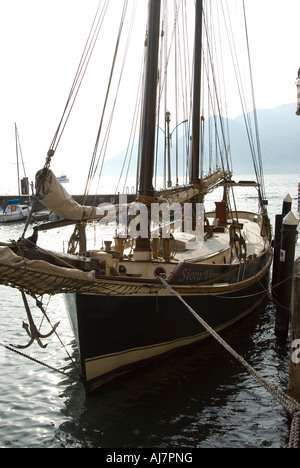 I due alberi gaff schooner Siora Veronica a fianco in Malcecine Foto Stock