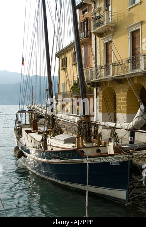 I due alberi gaff schooner Siora Veronica a fianco in Malcecine Foto Stock