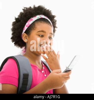 African American Girl con zaino parlando al cellulare Foto Stock