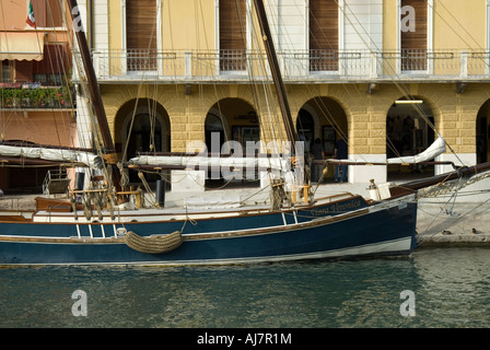 I due alberi gaff schooner Siora Veronica a fianco in Malcecine Foto Stock