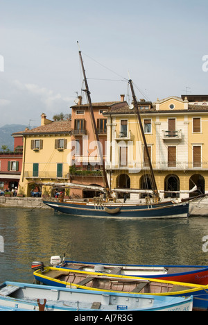 I due alberi gaff schooner Siora Veronica a fianco in Malcecine Foto Stock