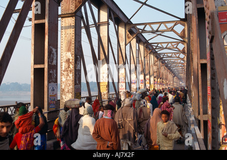 I pellegrini che, attraversando il ponte ferroviario sul fiume Gandak verso l'Sonepur Mela, Sonepur, Bihar, in India Foto Stock