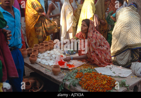 Bancarella vendendo i religiosi offerte dall'Hari Nath Mandir tempio Sonepur Mela, vicino a Patna, Bihar, in India Foto Stock