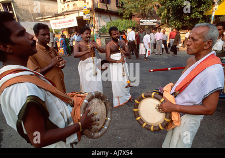 Musicisti di suonare in strada durante un festival tempio processione al tempio Valanjabubalam, Ernakulam, Kerala, India Foto Stock