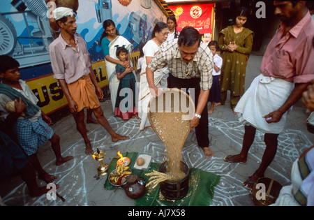 Negoziante facendo offerte di prasad durante un festival tempio processione al tempio Valanjabubalam, Ernakulam, Kerala, India Foto Stock