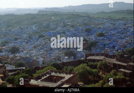 Vista dal Forte Mehrangarh che mostra le case blu dei Bramini, Jodhpur, Rajasthan, India Foto Stock
