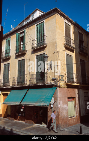 Corner shop su Pasaje de Campos vicino alla Casa Natal il luogo di nascita di Pablo Picasso, Malaga, Andalusia, Spagna Foto Stock