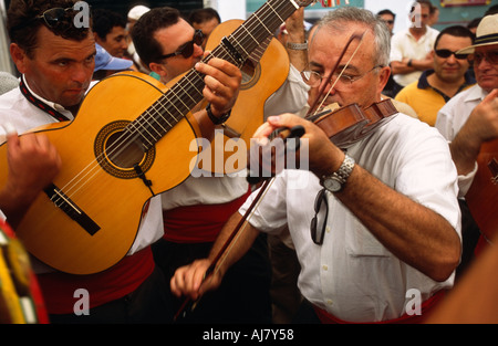 I musicisti suonano per il flamenco improvvisato danza su Calle Marques de Larios durante la feria di Malaga, Malaga, Andalusia, Spagna Foto Stock