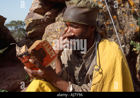 Eremita leggendo la Bibbia nella roccia sopra il Bet Lehem (Cappella di Betlemme), Lalibela, Etiopia Foto Stock