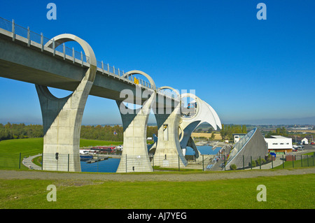 Una generale vista da sud del Falkirk Wheel visitatore attrazione su una ancora e soleggiata giornata autunnale con la rotazione della ruota Foto Stock